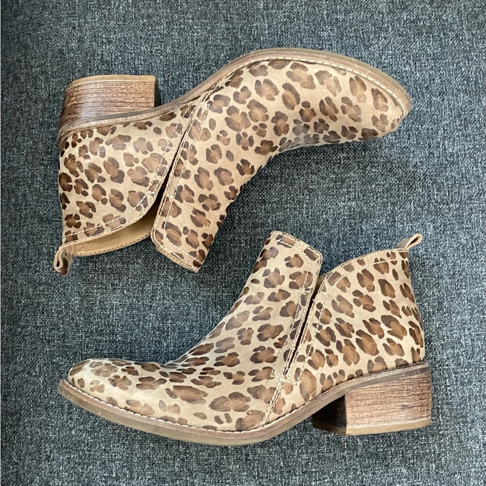 Women’s Leopard print booties! Size 7.5. Almost new condition. So cute!